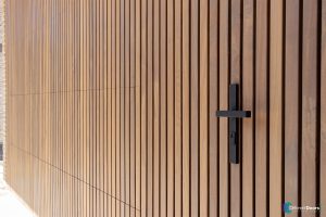 Garagedeur van afrormosia hout