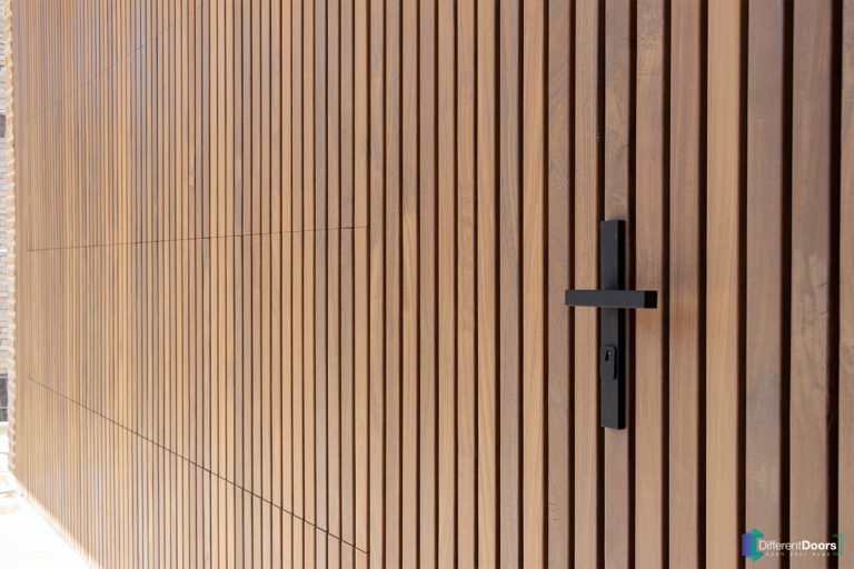 Garagedeur van afrormosia hout