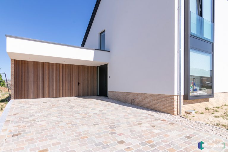 Garagedeur met loopdeur