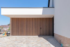 Houten sectionaaldeur van afrormosia hout