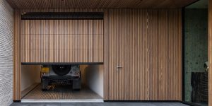 Houten garagedeur afrormosia