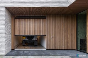 Houten garagedeur afrormosia