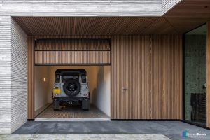 Garagedeur met gevelbekleding afrormosia