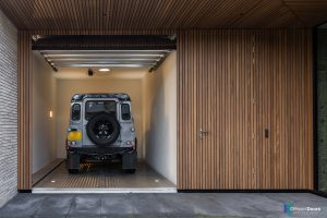 Garagedeur met gevelbekleding afrormosia