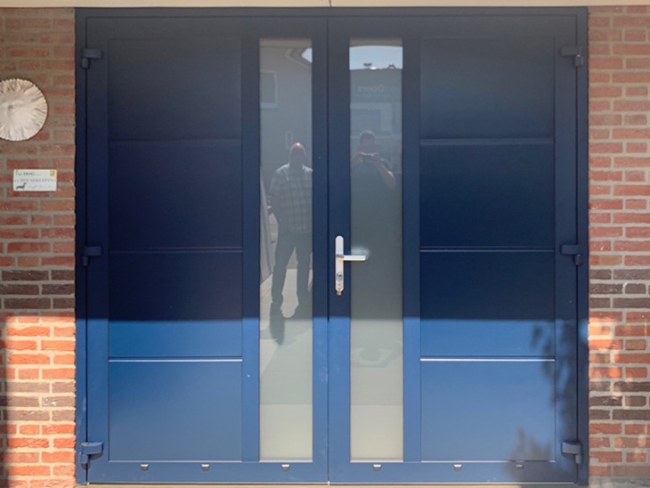 Blauwe garagedeur