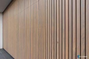 Brede houten garagedeur