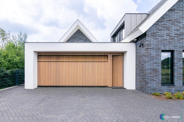 Brede houten garagedeur