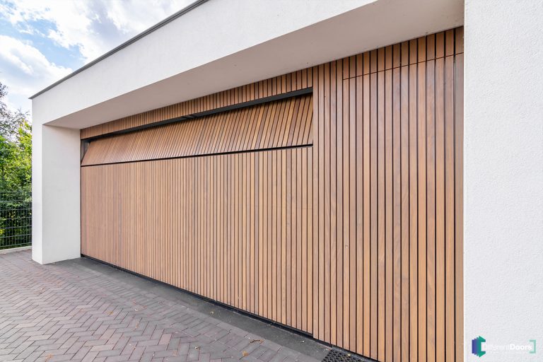 Brede houten garagedeur