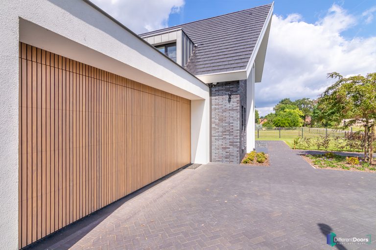 Houten garagedeur gelijk in de gevel