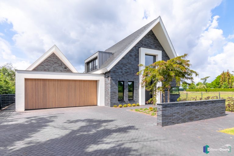 Houten garagedeur gelijk in de gevel