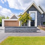 Houten garagedeur gelijk in de gevel