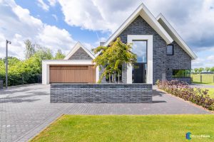 Houten garagedeur gelijk in de gevel