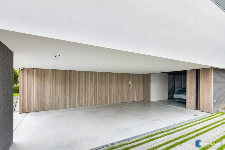 Zijwaartse houten garagedeuren