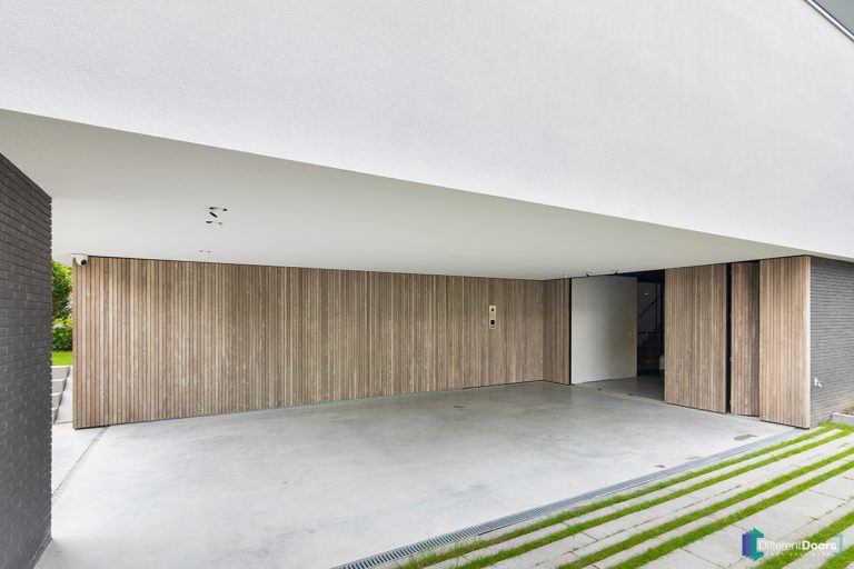 Zijwaartse houten garagedeuren