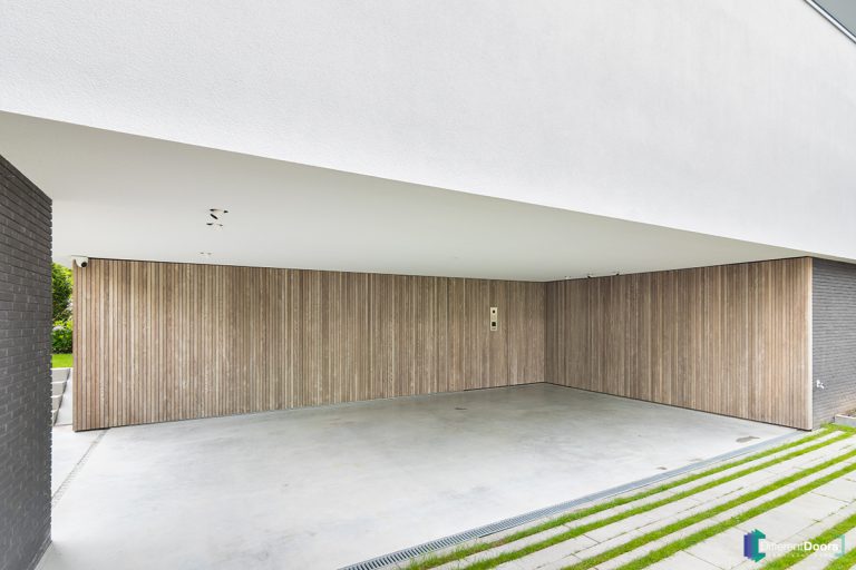 Zijwaartse houten garagedeuren