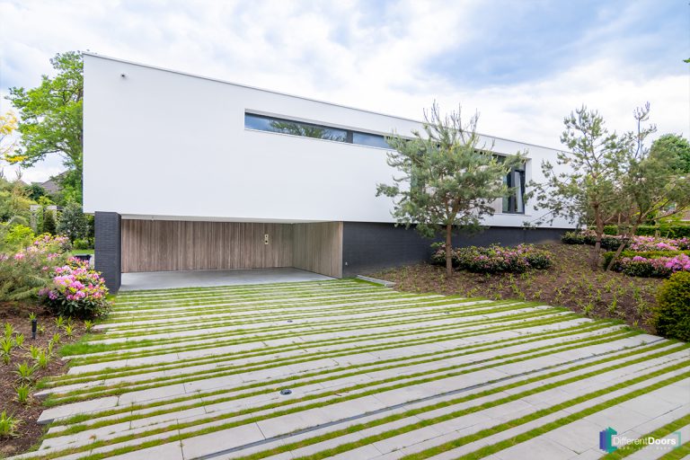 Zijwaartse houten garagedeuren