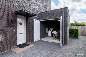 Witte openslaande garagedeuren