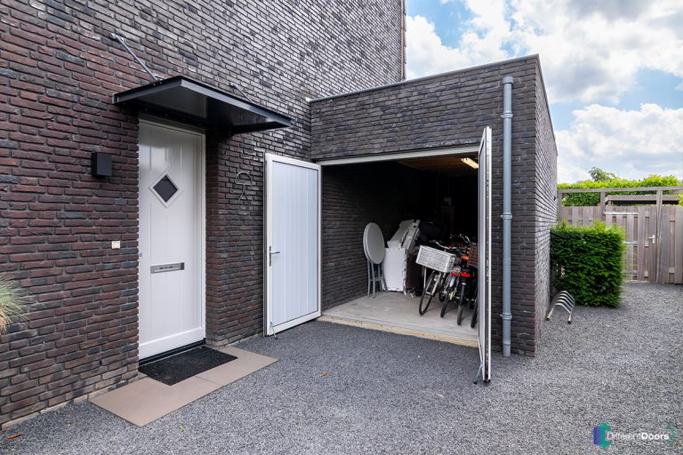 Witte openslaande garagedeuren