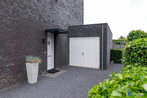 Witte openslaande garagedeuren