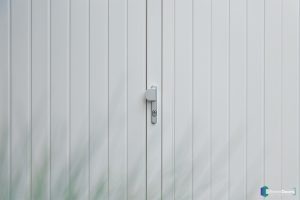 Witte openslaande garagedeuren