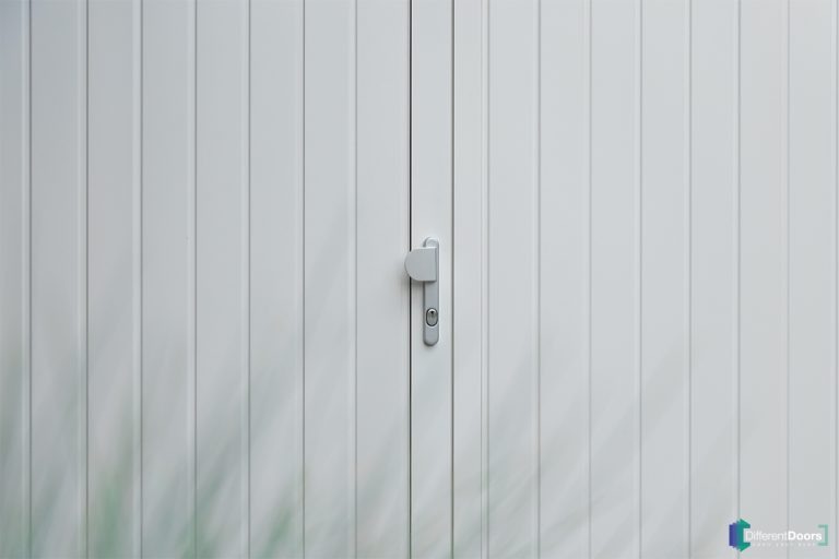 Witte openslaande garagedeuren