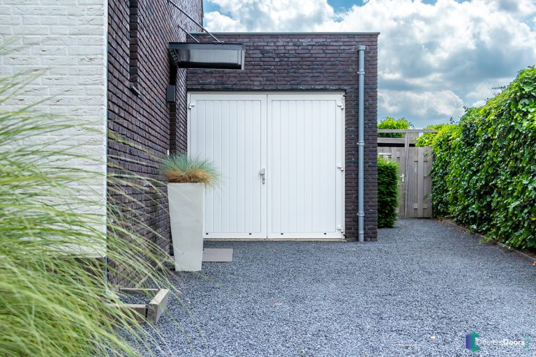 Witte openslaande garagedeuren