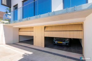 Houten sectionaaldeuren met loopdeur