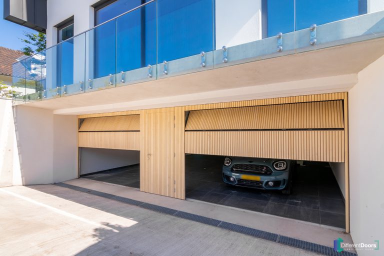 Houten sectionaaldeuren met loopdeur