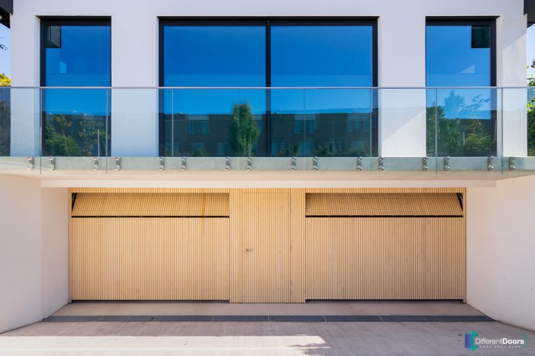 Houten sectionaaldeuren met loopdeur
