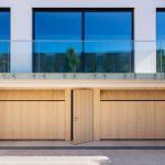 Houten sectionaaldeuren met loopdeur