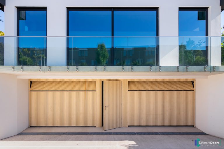 Houten sectionaaldeuren met loopdeur