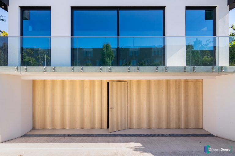 Houten sectionaaldeuren met loopdeur