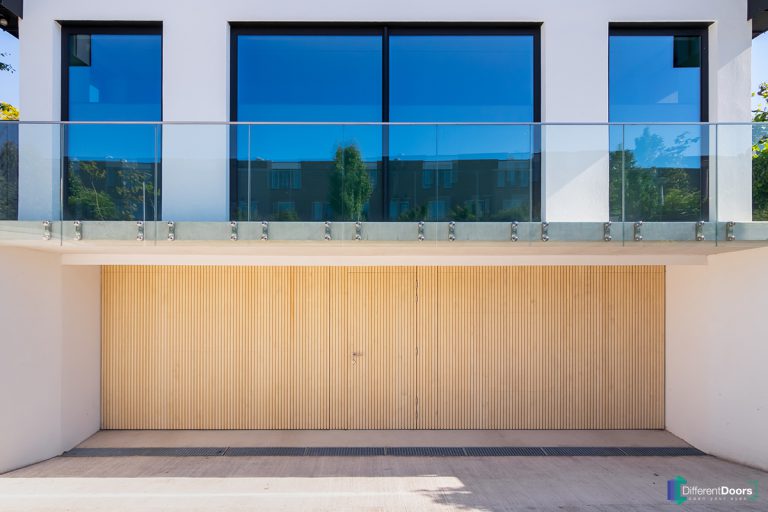 Houten sectionaaldeuren met loopdeur