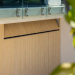 Houten sectionaaldeuren met loopdeur