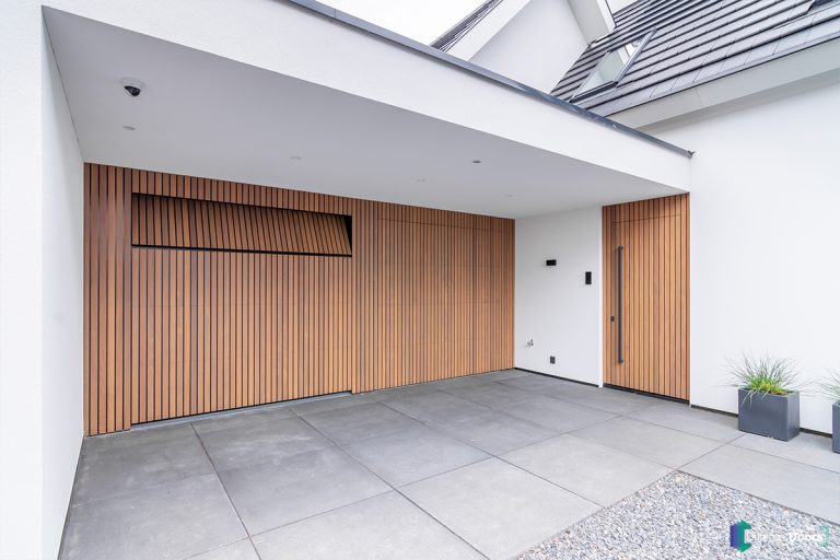 Houten garagedeuren gelijk in de gevel