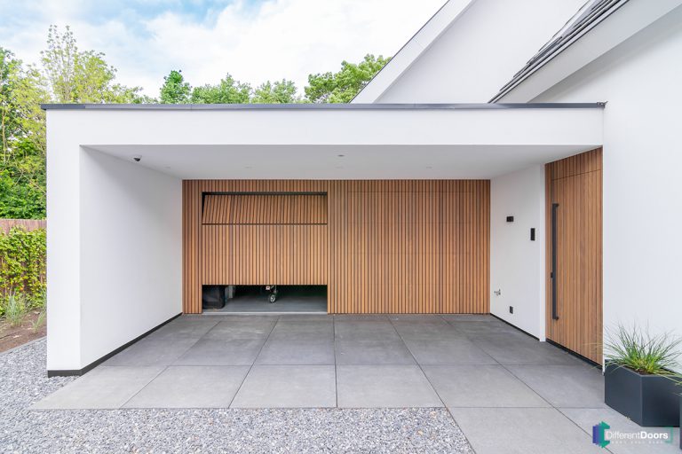 Houten garagedeuren gelijk in de gevel