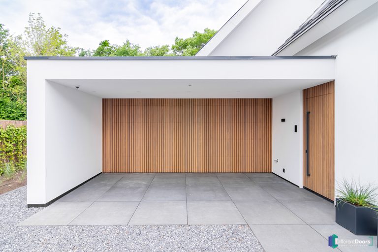 Houten garagedeuren met voordeur