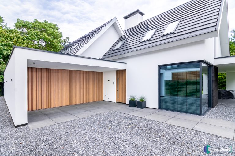 Houten garagedeuren met voordeur
