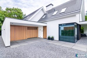 Houten garagedeuren met voordeur