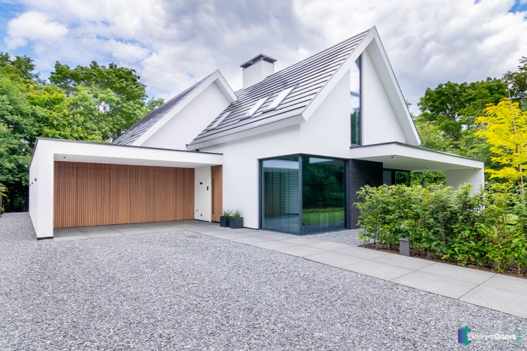 Houten garagedeuren met voordeur