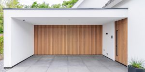 Garagedeur en voordeur van afrormosia hout
