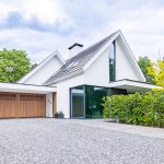 Houten garagedeuren gelijk in de gevel