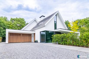 Houten garagedeuren gelijk in de gevel