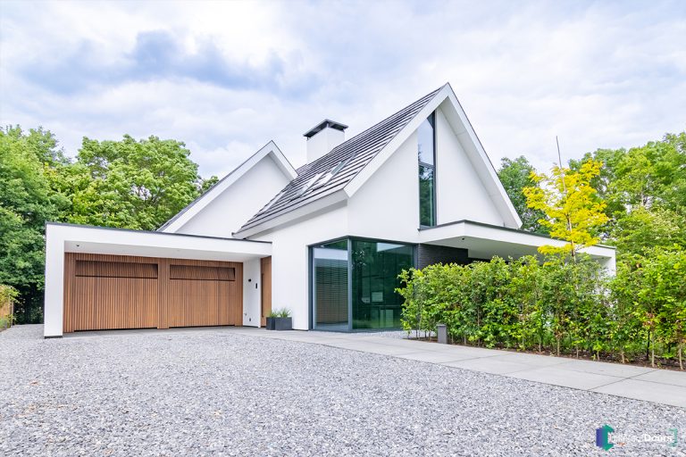 Houten garagedeuren gelijk in de gevel