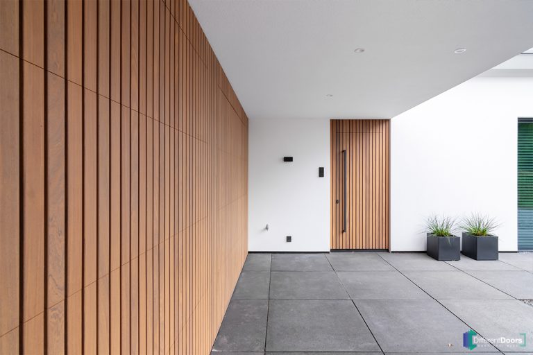 Houten garagedeuren gelijk in de gevel