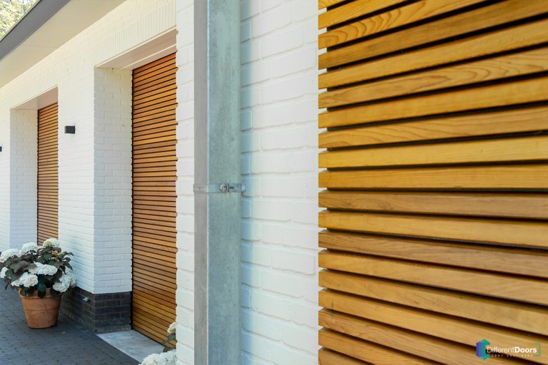 Houten garagedeur Red Cedar