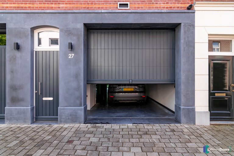 Klassieke houten sectionaaldeur