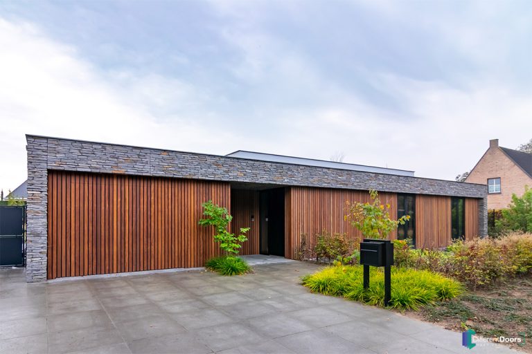 Garagedeur gelijk in de gevel