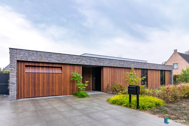 Garagedeur gelijk in de gevel