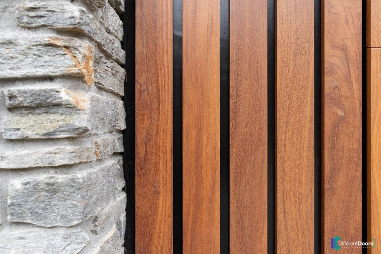 Onzichtbare houten garagedeur